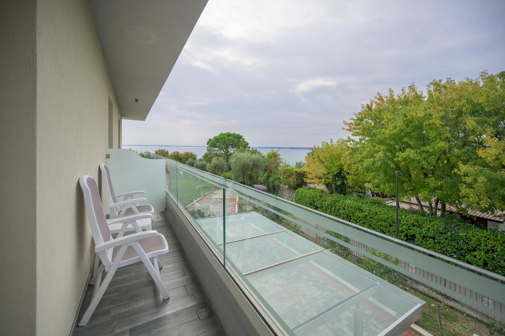 Moniga del Garda Hotel Villa Paradiso Suite מראה חיצוני תמונה