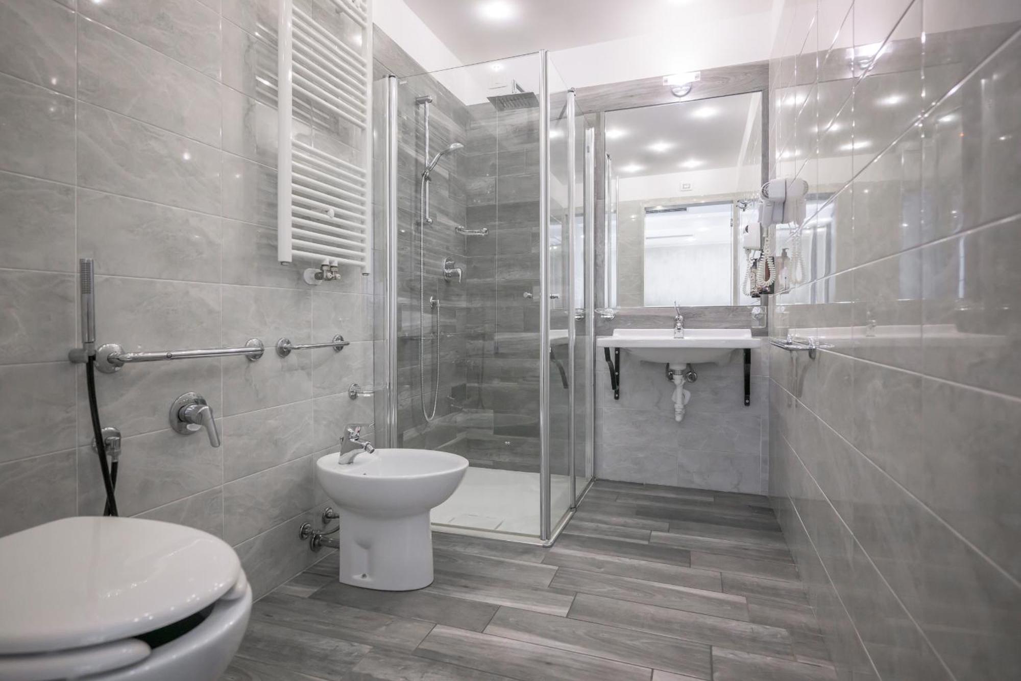 Moniga del Garda Hotel Villa Paradiso Suite מראה חיצוני תמונה