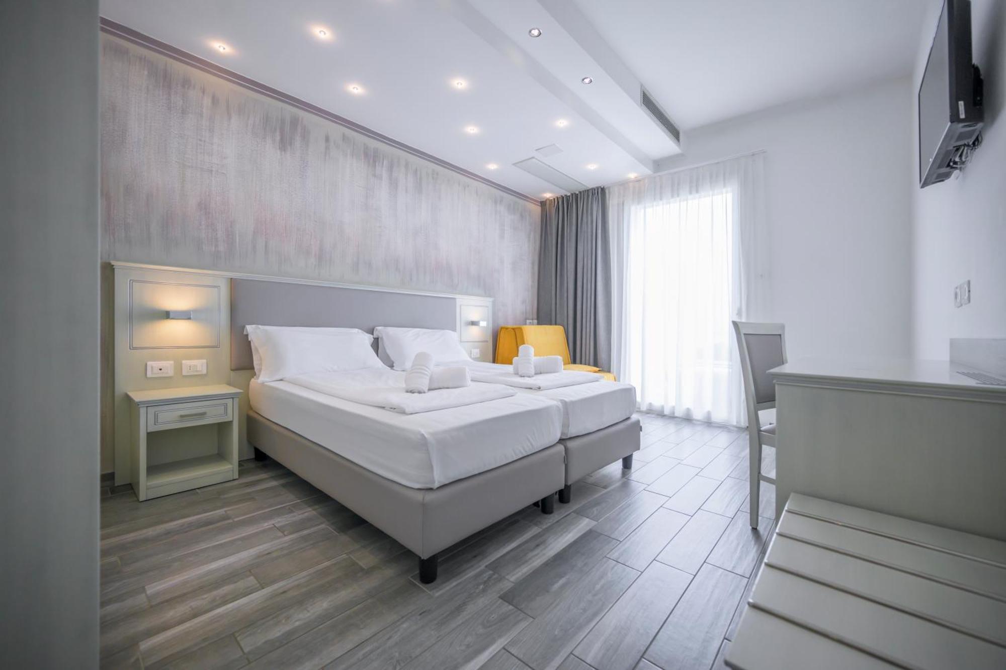 Moniga del Garda Hotel Villa Paradiso Suite מראה חיצוני תמונה