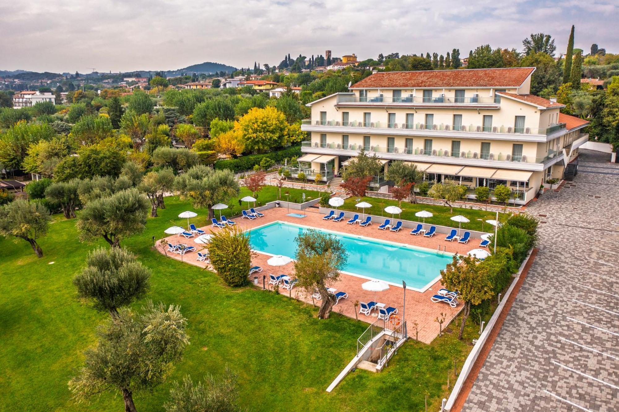 Moniga del Garda Hotel Villa Paradiso Suite מראה חיצוני תמונה